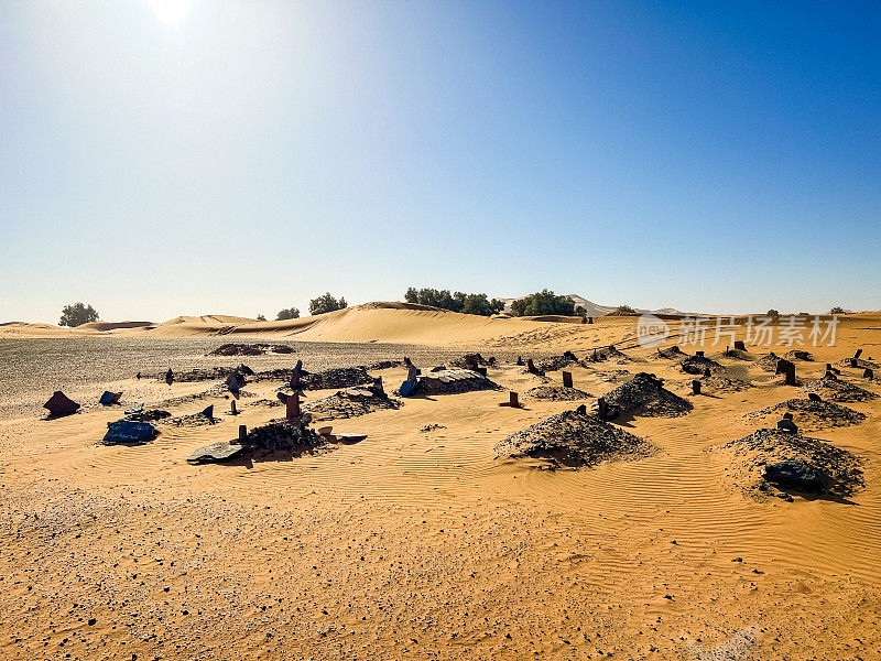 沙漠附近的墓地，Merzouga, Erg Chebbi，撒哈拉，摩洛哥